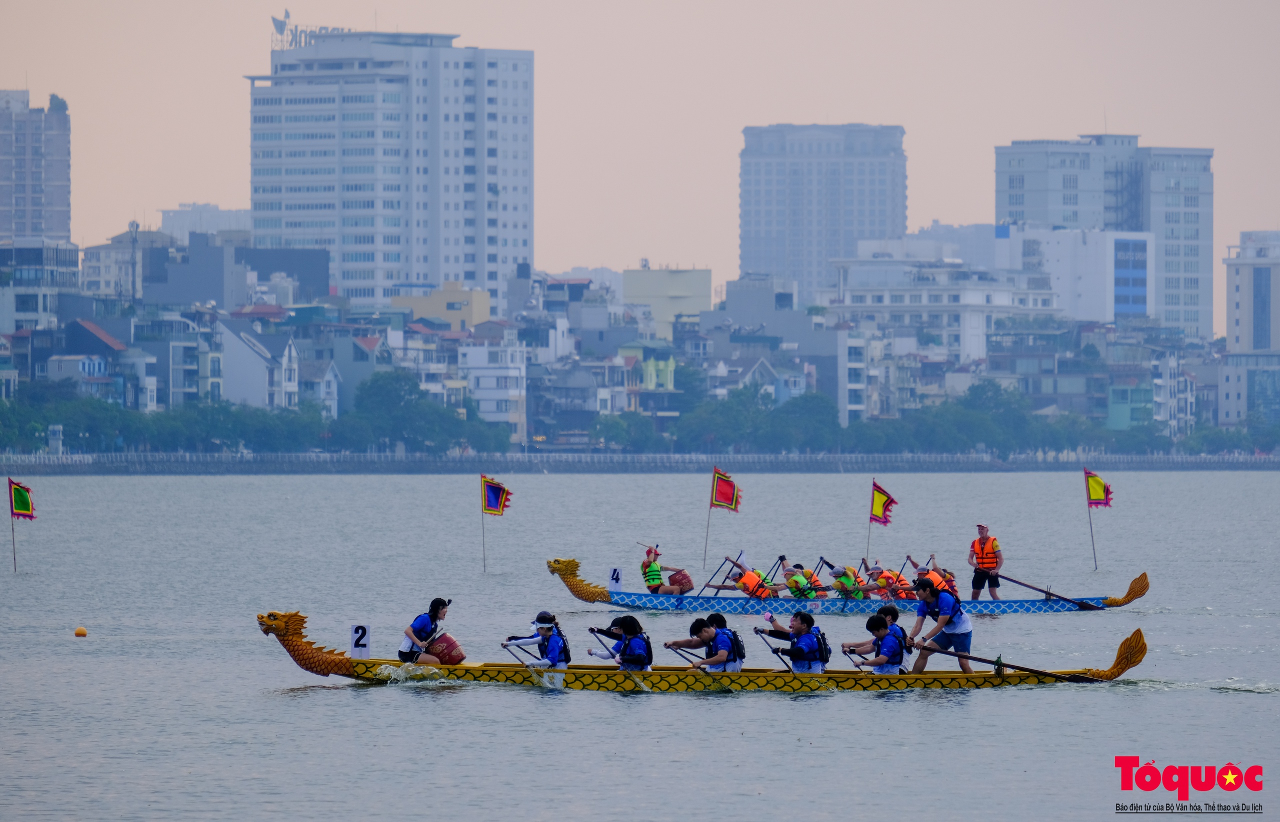 Người dân thủ đô cổ vũ sôi động giải bơi chải thuyền rồng Hà Nội mở rộng năm 2024 - Ảnh 5.